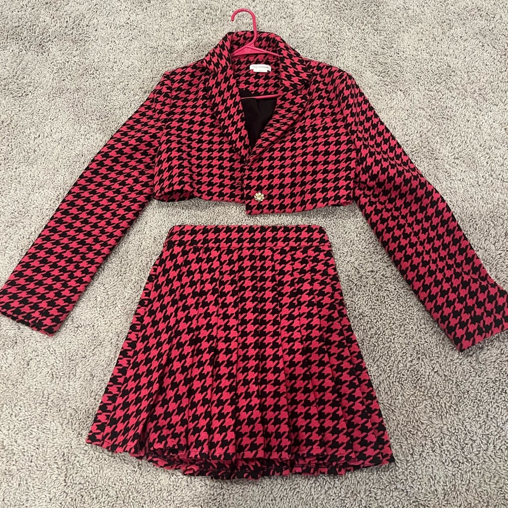 Pink and black revolve lovers and friends set